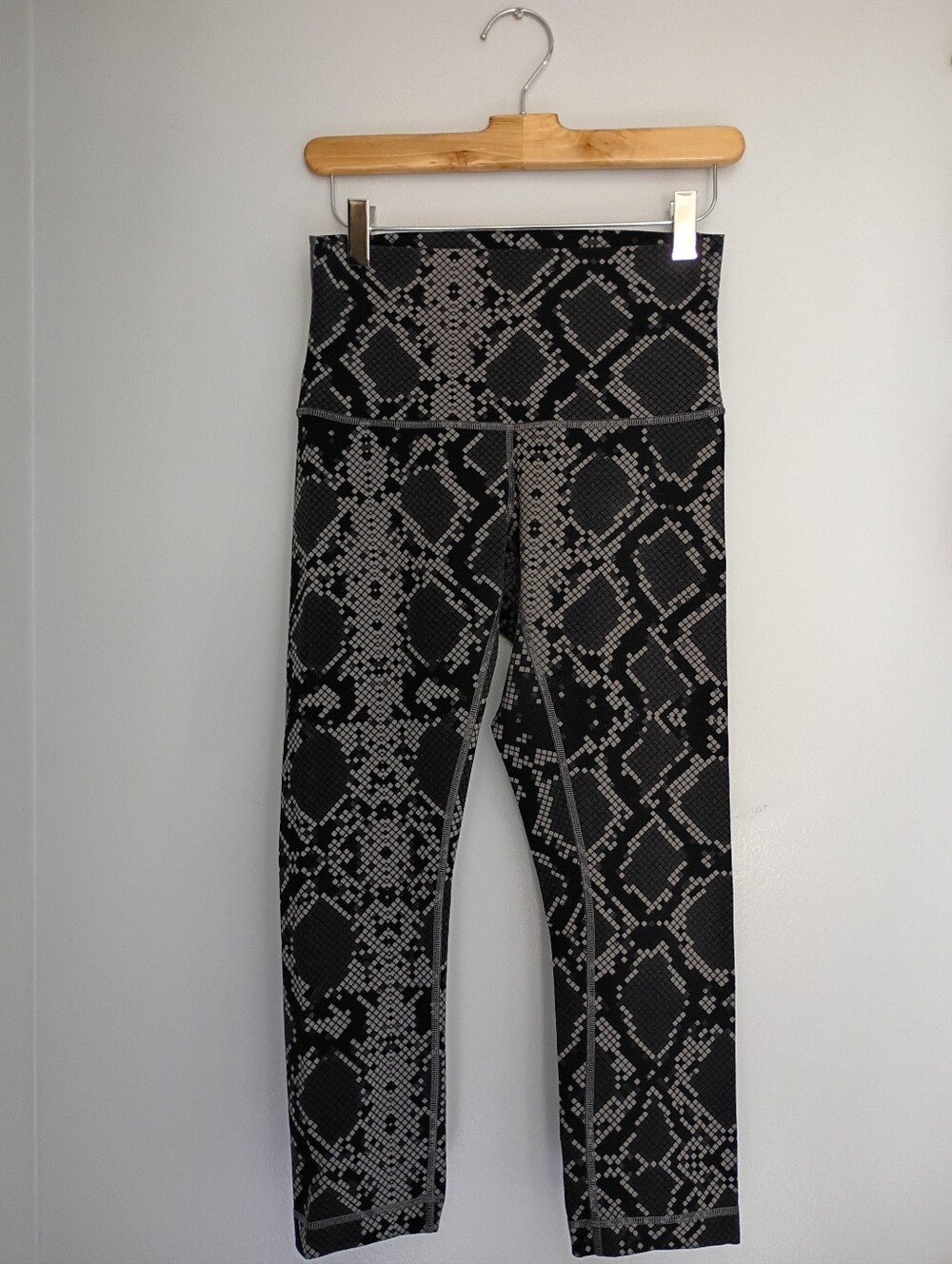 Lululemon - Wunder Under HR Crop 21" Luon - Size 6 - Ziggy Snake Grey - VGUC - Picture 4 of 7